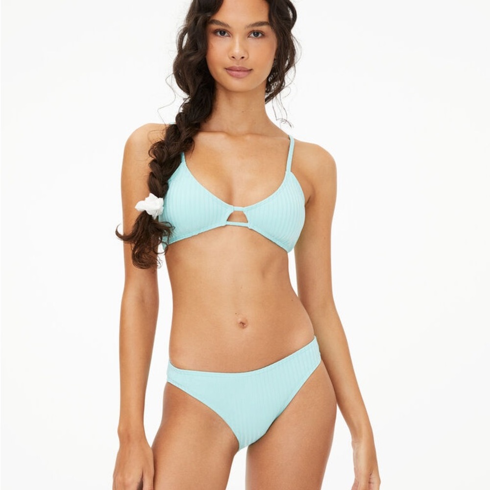 Aeropostale stretchy ribbed bikini top with a sassy cutout. Size M